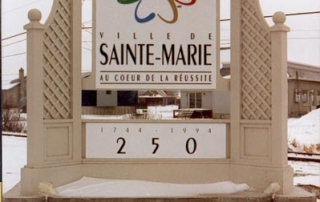 Monument - Bois et aluminium - Ville de Ste-Marie de Beauce