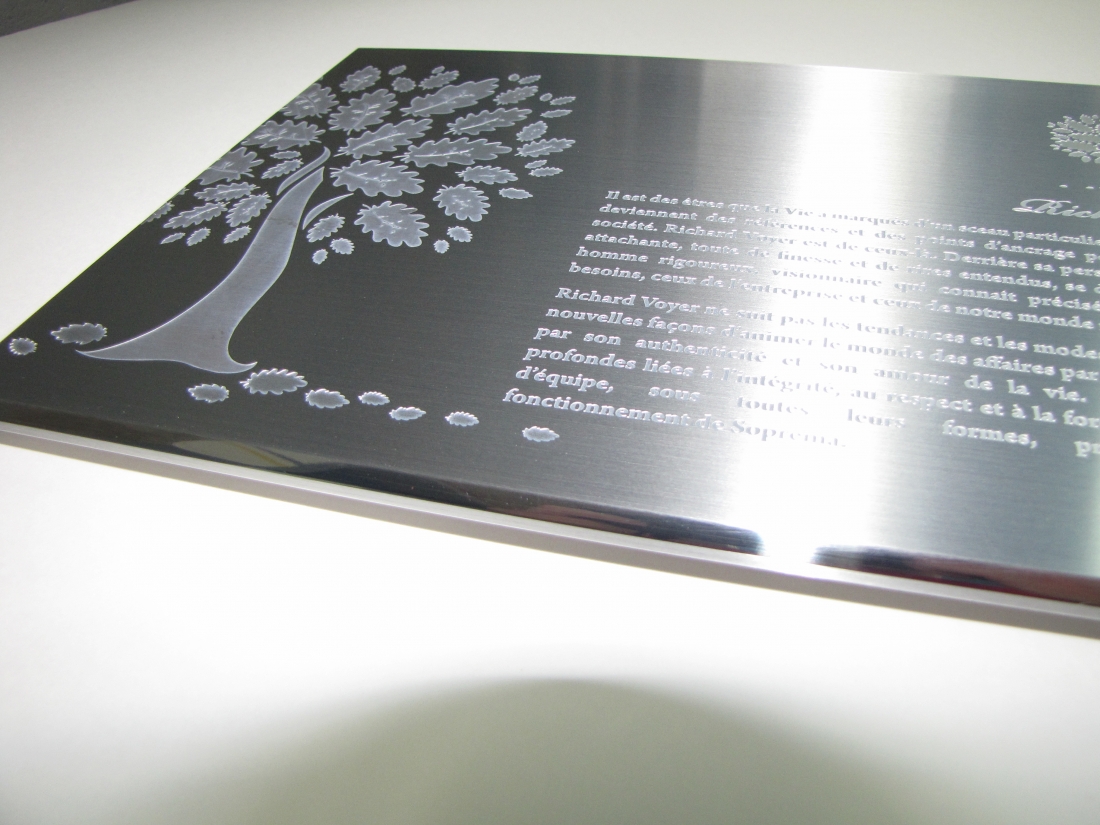 plaque commémorative en aluminium gravé ton sur ton - détail de l'arbre et du biseau miroir